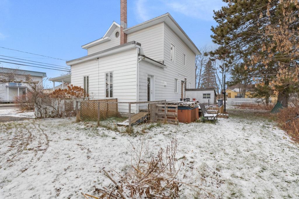 Belle maison d'époque au bord de l'eau à vendre pour 249 900 $