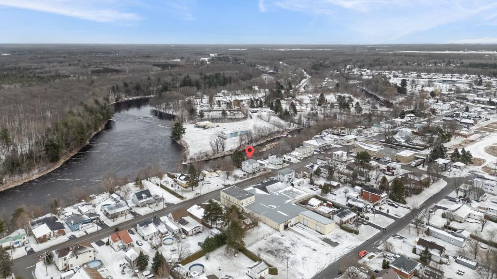 Belle maison d'époque au bord de l'eau à vendre pour 249 900 $