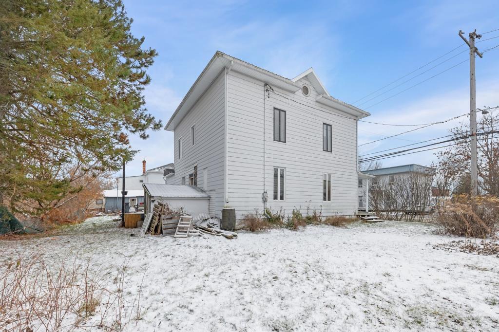 Belle maison d'époque au bord de l'eau à vendre pour 249 900 $