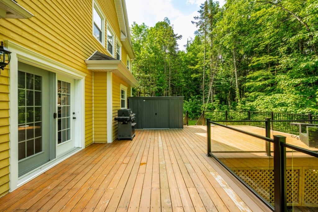 Nouvelle sur le marché! Charmant cottage situé dans un domaine exclusif où le raffinement et la nature se côtoient harmonieusement