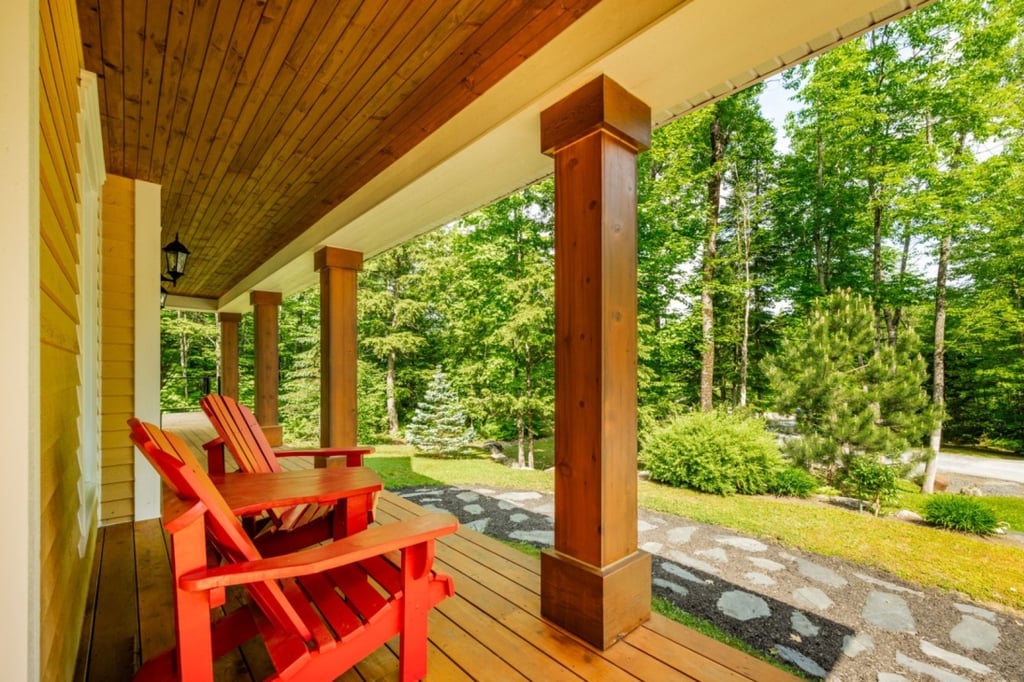 Nouvelle sur le marché! Charmant cottage situé dans un domaine exclusif où le raffinement et la nature se côtoient harmonieusement