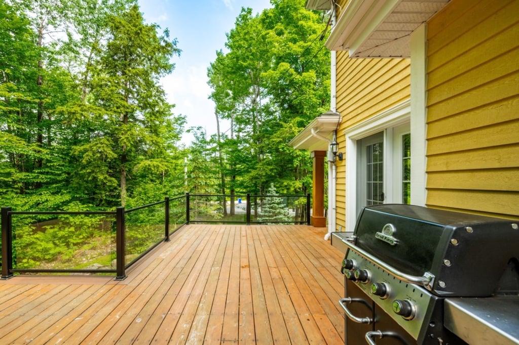 Nouvelle sur le marché! Charmant cottage situé dans un domaine exclusif où le raffinement et la nature se côtoient harmonieusement