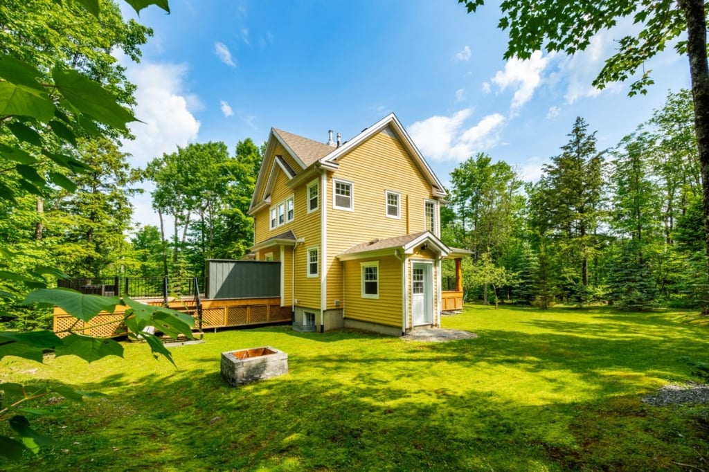 Nouvelle sur le marché! Charmant cottage situé dans un domaine exclusif où le raffinement et la nature se côtoient harmonieusement