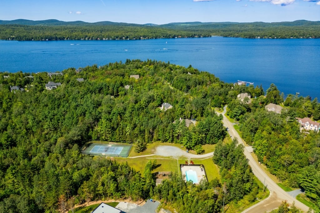 Nouvelle sur le marché! Charmant cottage situé dans un domaine exclusif où le raffinement et la nature se côtoient harmonieusement