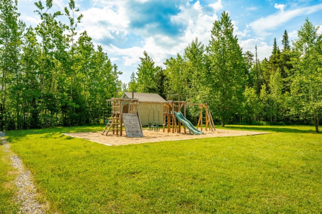 Nouvelle sur le marché! Charmant cottage situé dans un domaine exclusif où le raffinement et la nature se côtoient harmonieusement