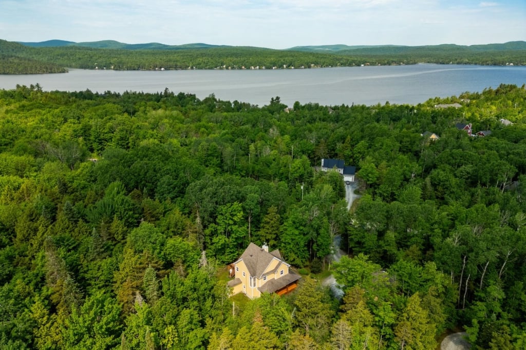 Nouvelle sur le marché! Charmant cottage situé dans un domaine exclusif où le raffinement et la nature se côtoient harmonieusement