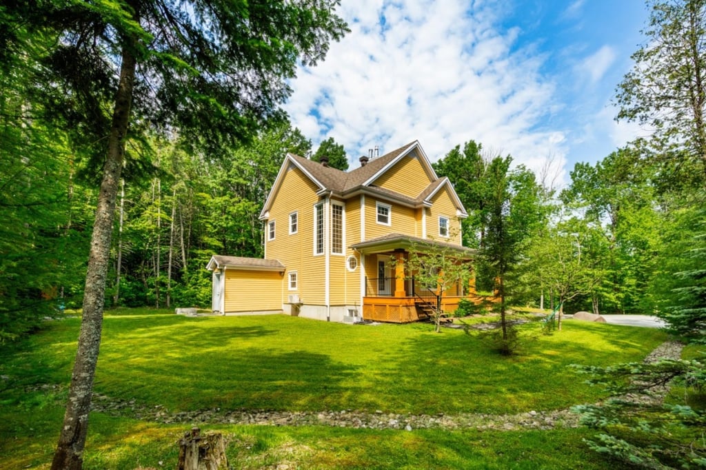 Nouvelle sur le marché! Charmant cottage situé dans un domaine exclusif où le raffinement et la nature se côtoient harmonieusement