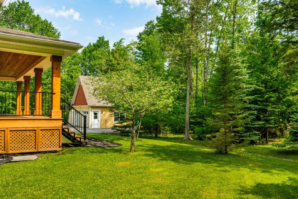 Nouvelle sur le marché! Charmant cottage situé dans un domaine exclusif où le raffinement et la nature se côtoient harmonieusement