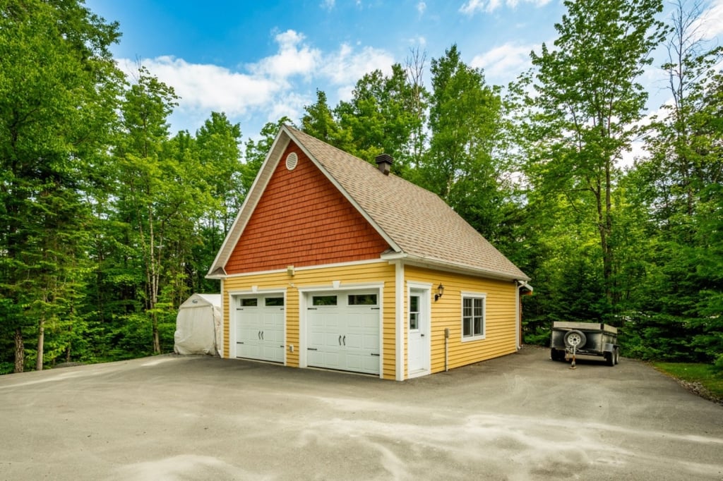 Nouvelle sur le marché! Charmant cottage situé dans un domaine exclusif où le raffinement et la nature se côtoient harmonieusement