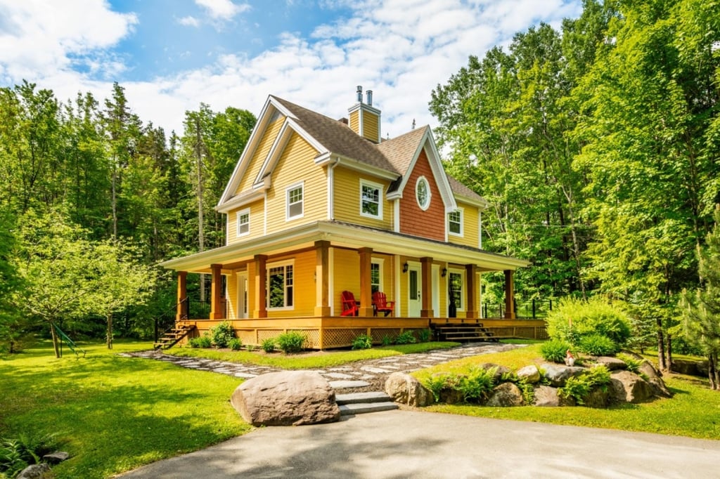 Nouvelle sur le marché! Charmant cottage situé dans un domaine exclusif où le raffinement et la nature se côtoient harmonieusement