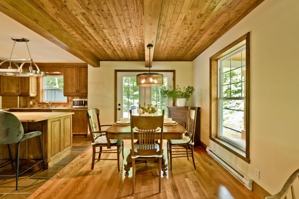 Nouvelle sur le marché! Charmant cottage situé dans un domaine exclusif où le raffinement et la nature se côtoient harmonieusement