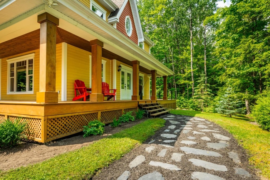 Nouvelle sur le marché! Charmant cottage situé dans un domaine exclusif où le raffinement et la nature se côtoient harmonieusement