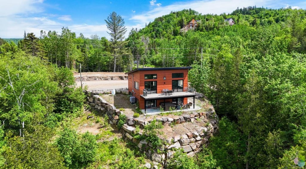 Impressionnante propriété nichée à flanc de montagne