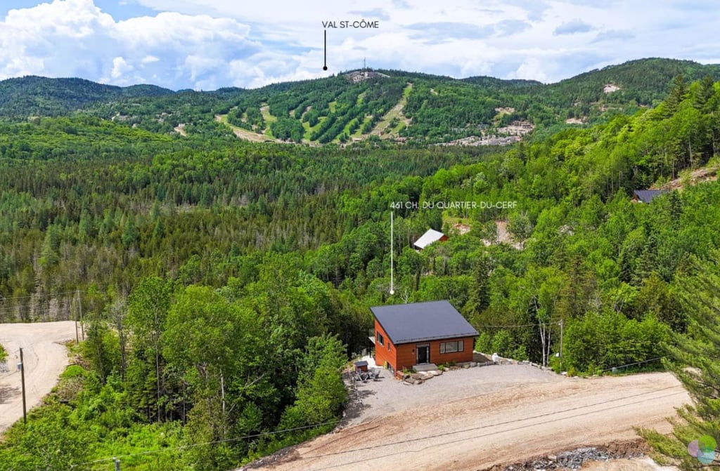 Impressionnante propriété nichée à flanc de montagne