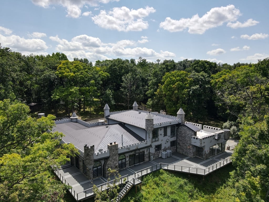 Découvrez cette résidence transformée en étrange château moderne