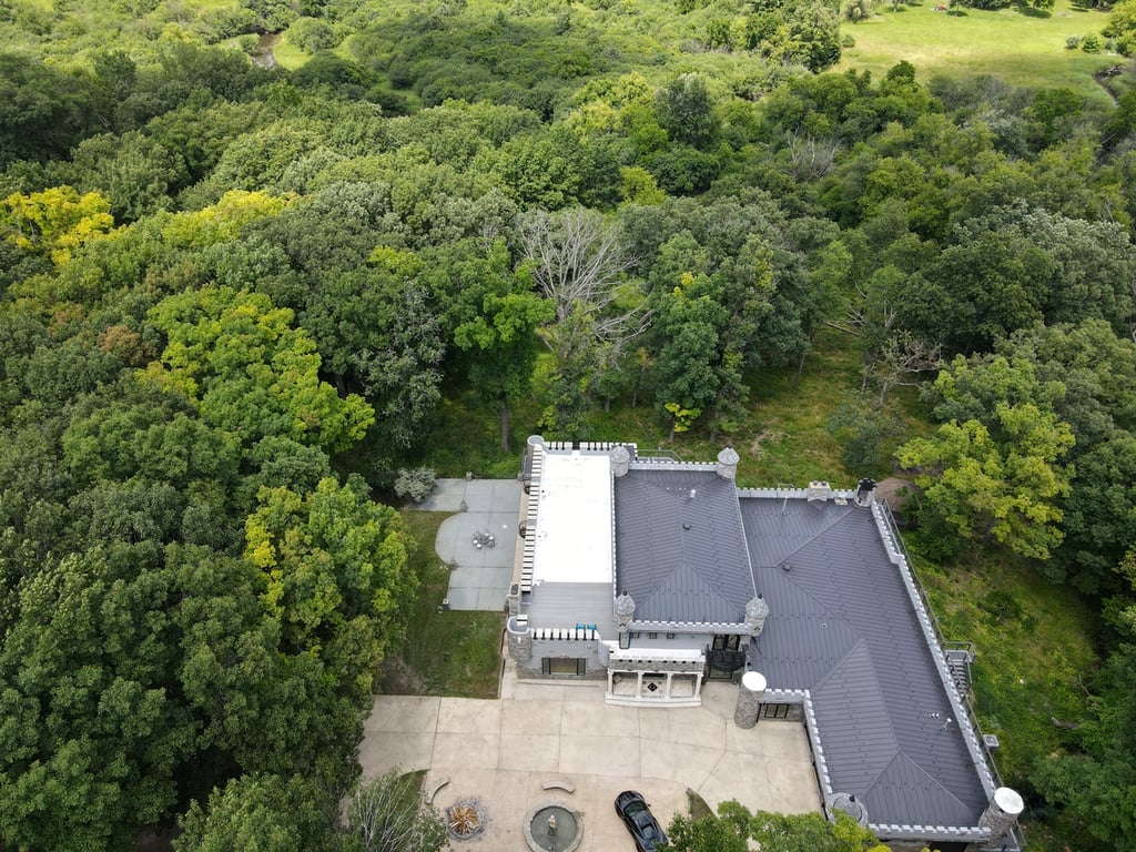 Découvrez cette résidence transformée en étrange château moderne