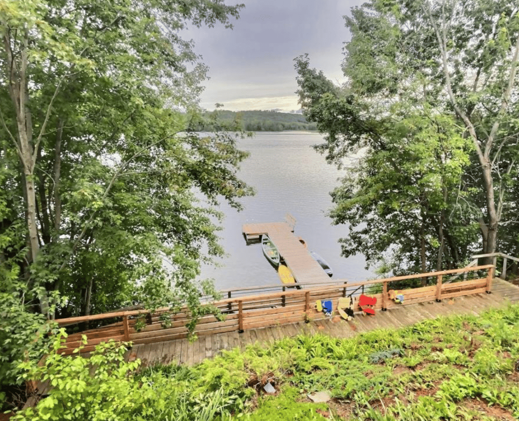 On a baissé le prix de ce chalet paisible vendu entièrement meublé sur le bord de l'eau