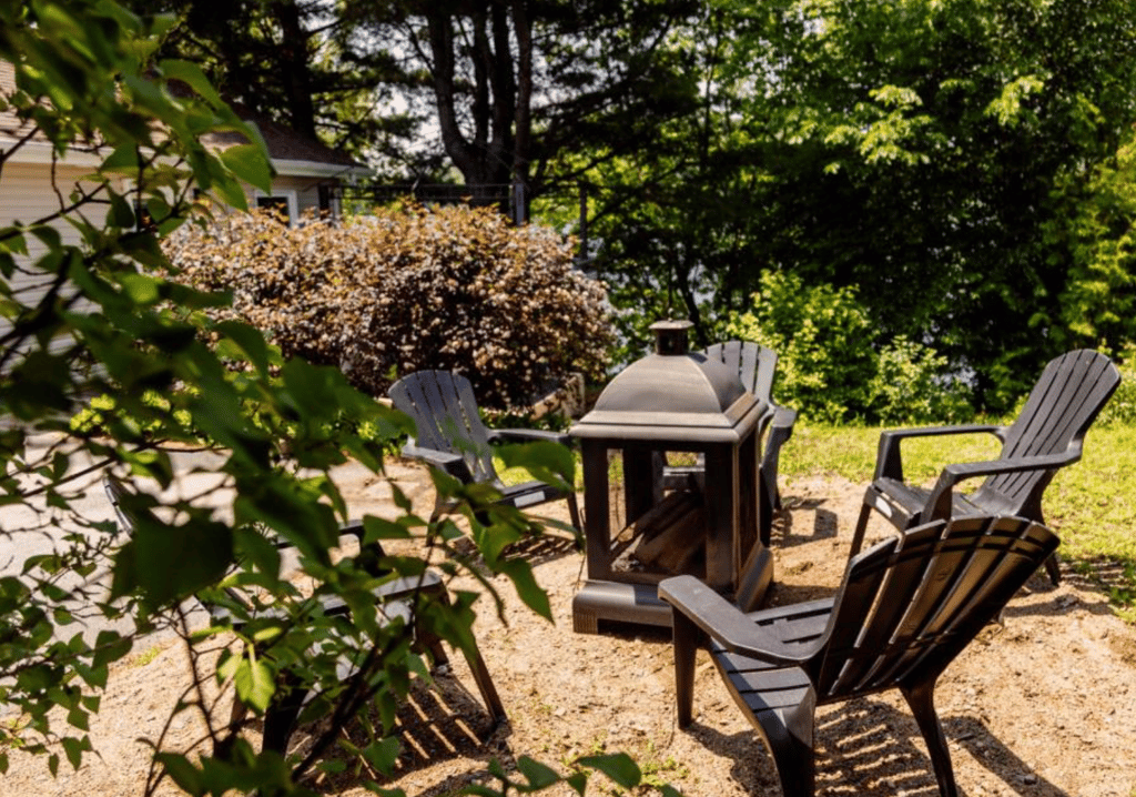 On a baissé le prix de ce chalet paisible vendu entièrement meublé sur le bord de l'eau