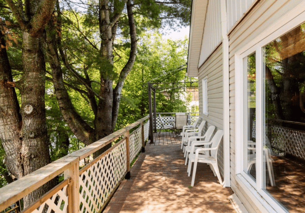 On a baissé le prix de ce chalet paisible vendu entièrement meublé sur le bord de l'eau