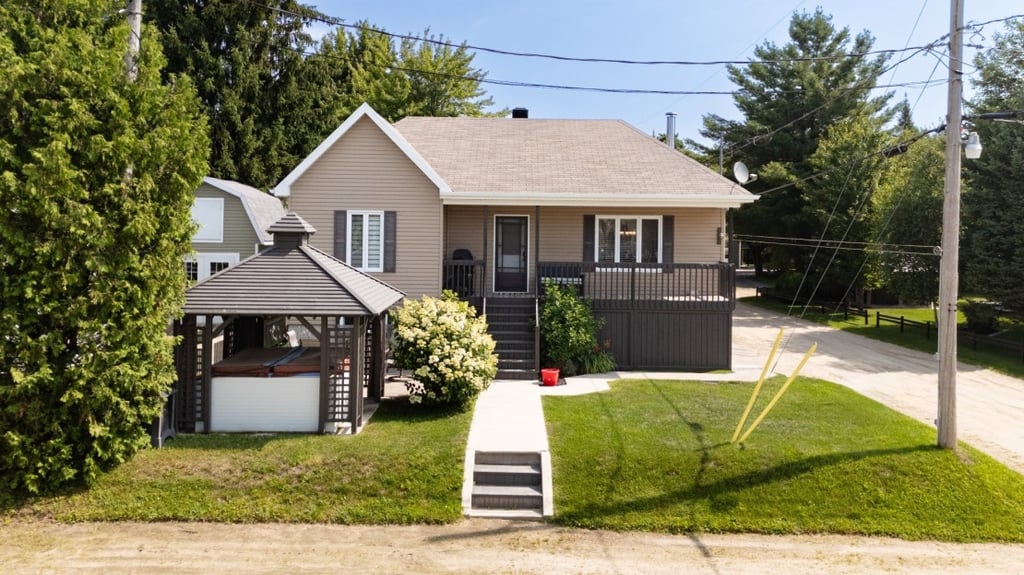 Chaleureuse maison de 13 pièces à vendre pour 279 900 $