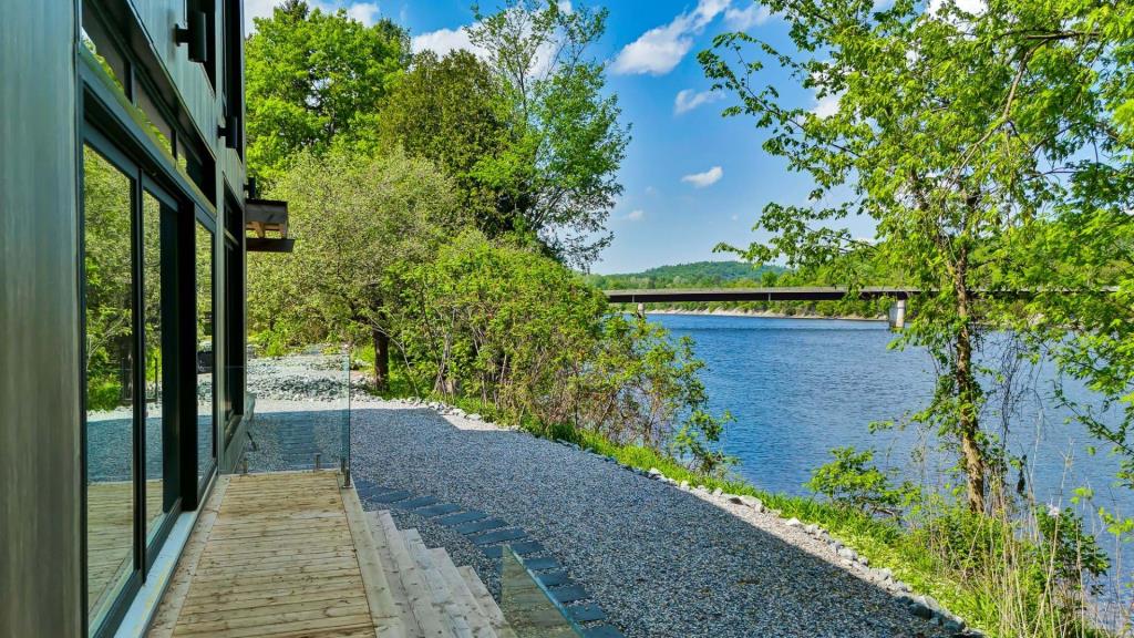 On vient de baisser de 200 000$ le prix de cette résidence au bord de l'eau