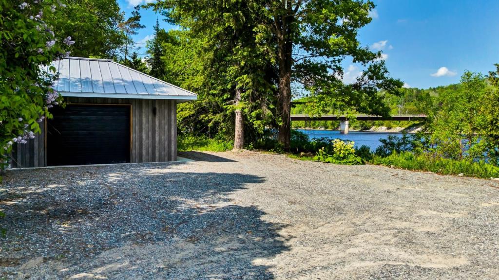 On vient de baisser de 200 000$ le prix de cette résidence au bord de l'eau