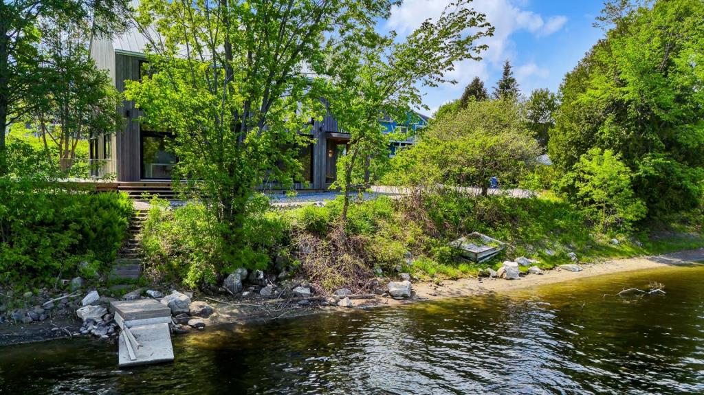 On vient de baisser de 200 000$ le prix de cette résidence au bord de l'eau