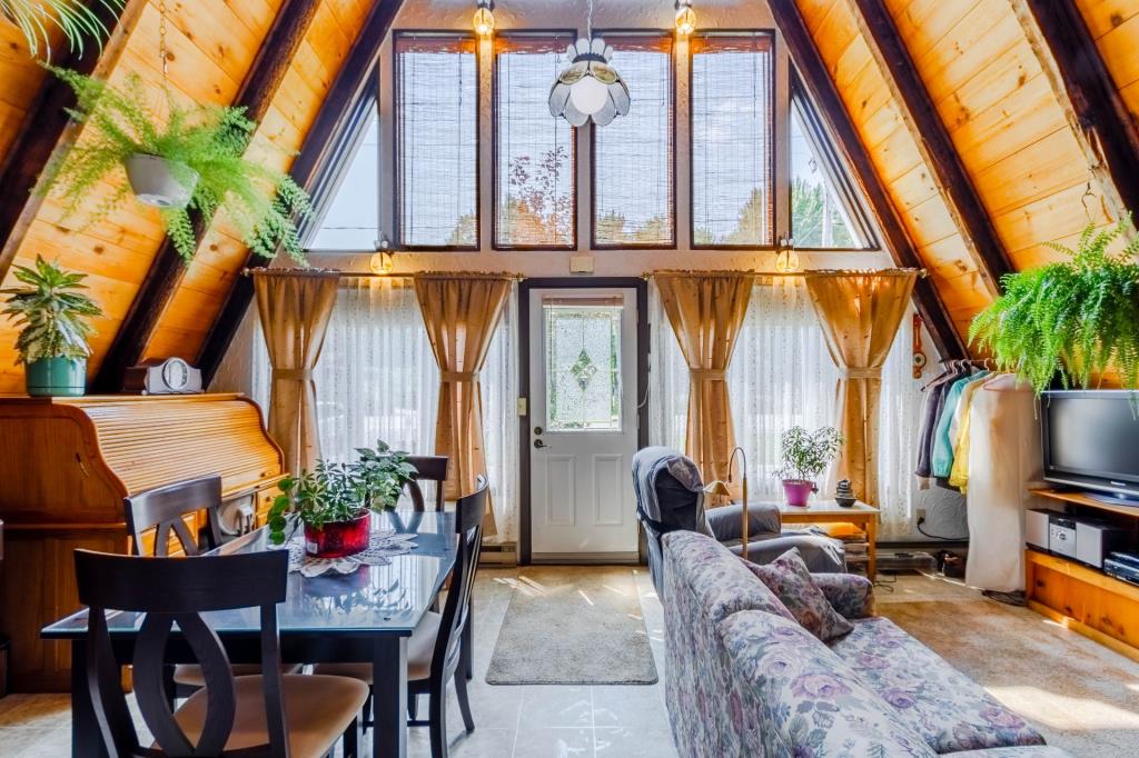 On aime le caractère unique et chaleureux de cette maison à 230 000 $