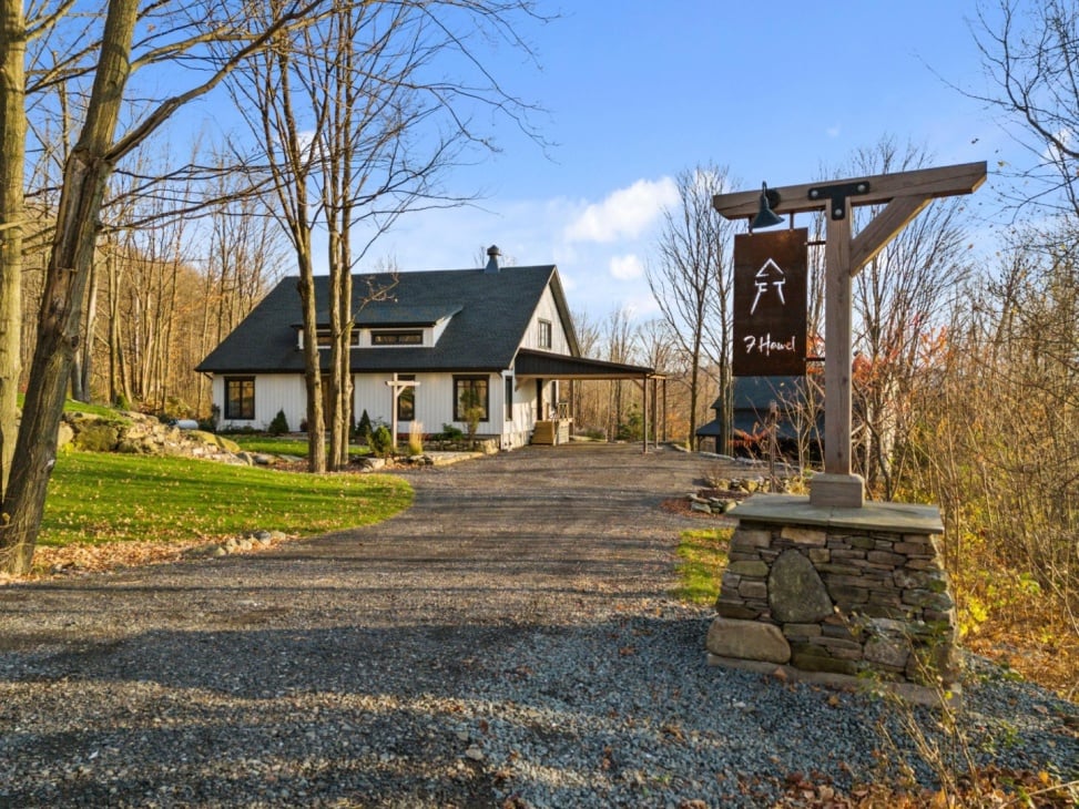 Véritable bijou de style farmhouse moderne situé sur un superbe terrain aménagé de plus de 48 000 pi²