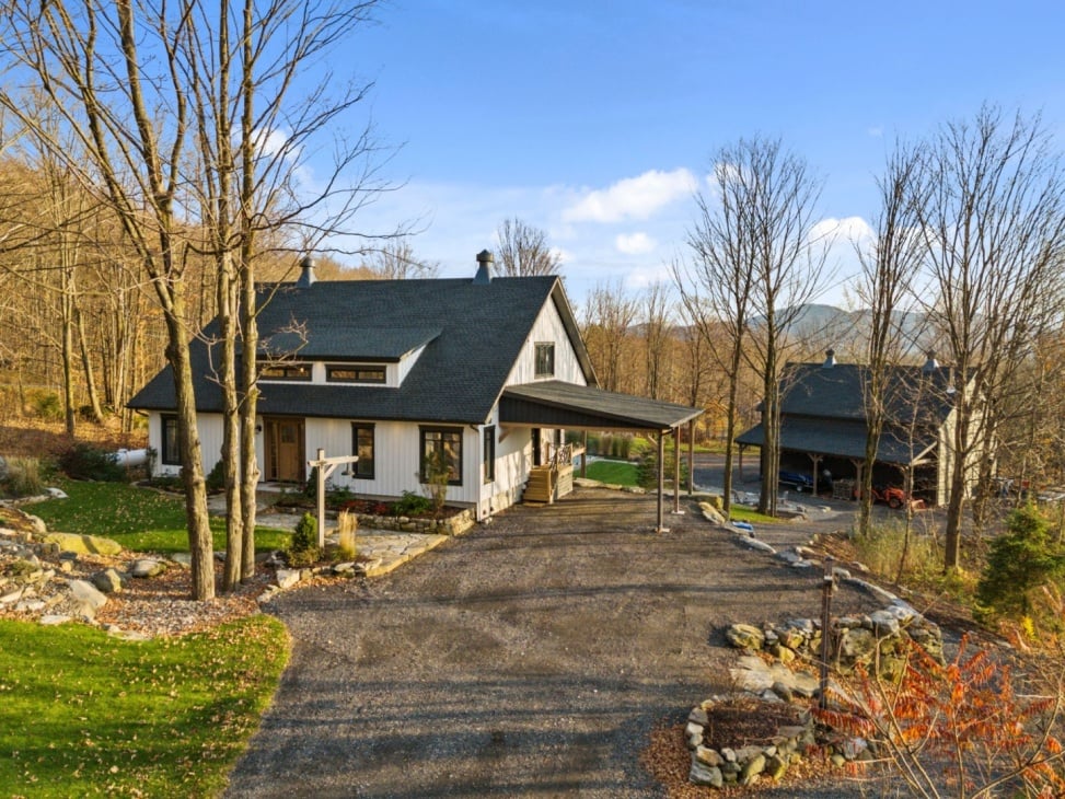 Véritable bijou de style farmhouse moderne situé sur un superbe terrain aménagé de plus de 48 000 pi²