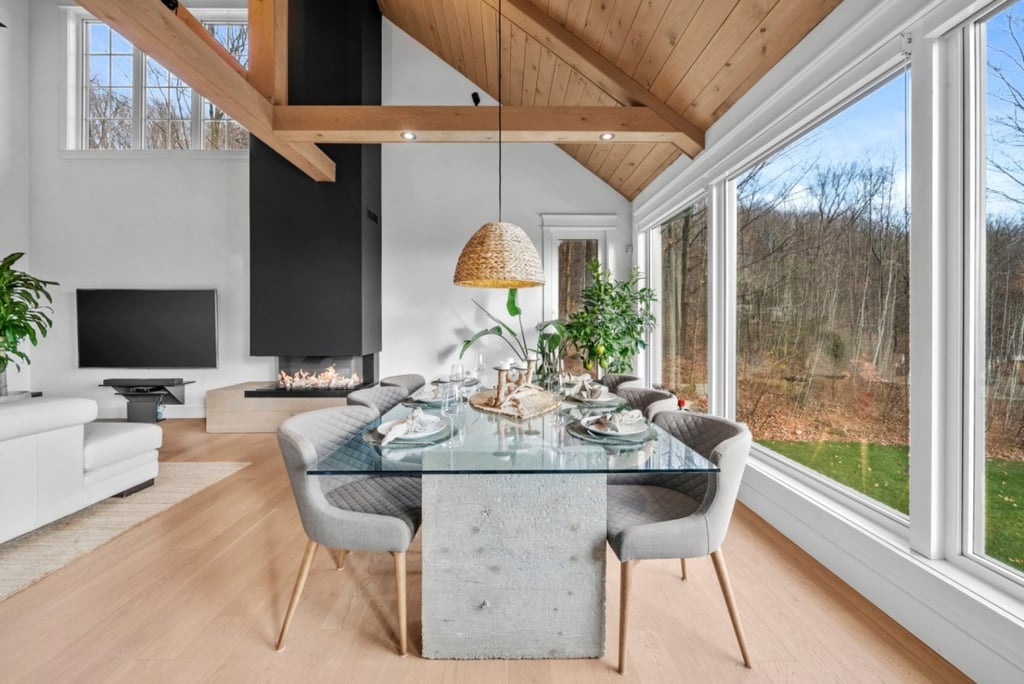 Véritable bijou de style farmhouse moderne situé sur un superbe terrain aménagé de plus de 48 000 pi²