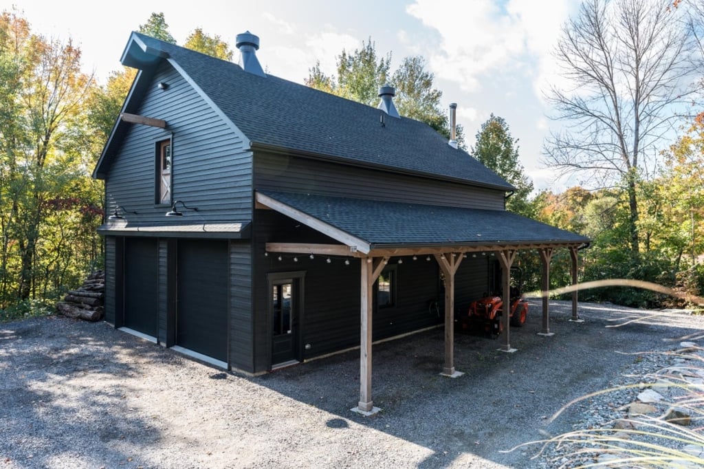 Véritable bijou de style farmhouse moderne situé sur un superbe terrain aménagé de plus de 48 000 pi²