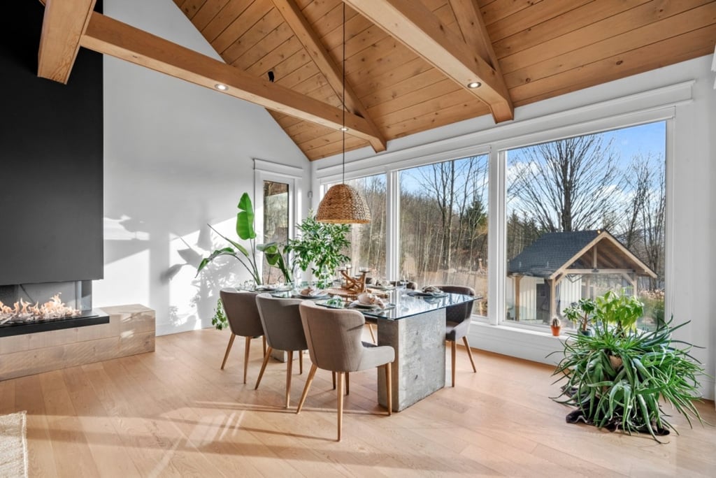 Véritable bijou de style farmhouse moderne situé sur un superbe terrain aménagé de plus de 48 000 pi²