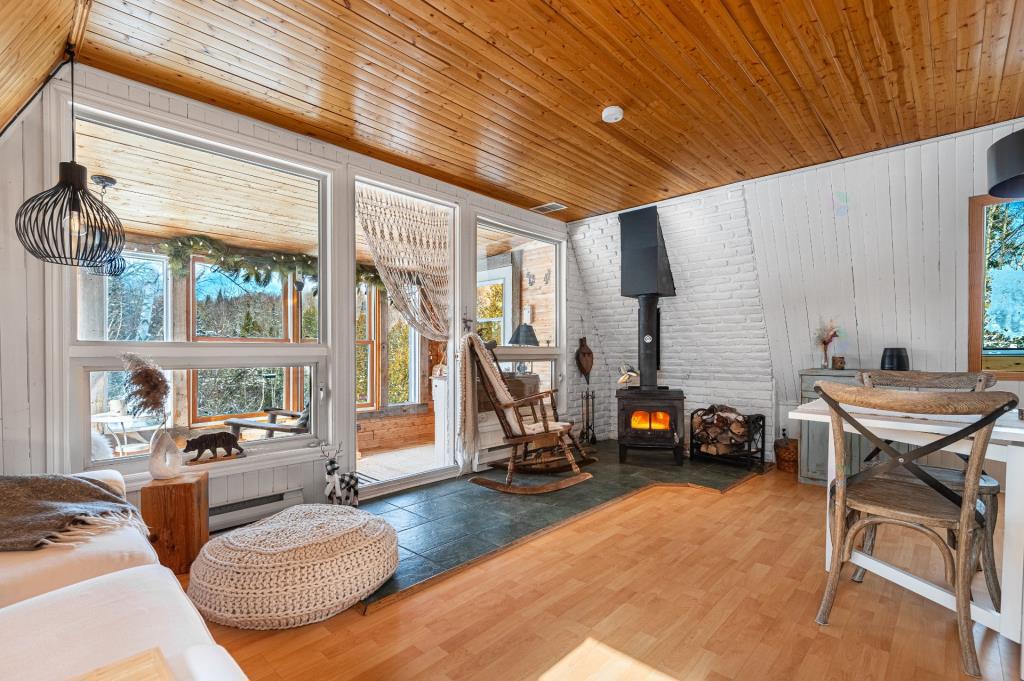 Tout simplement craquant! Chaleureux chalet vendu meublé pour 350 000 $