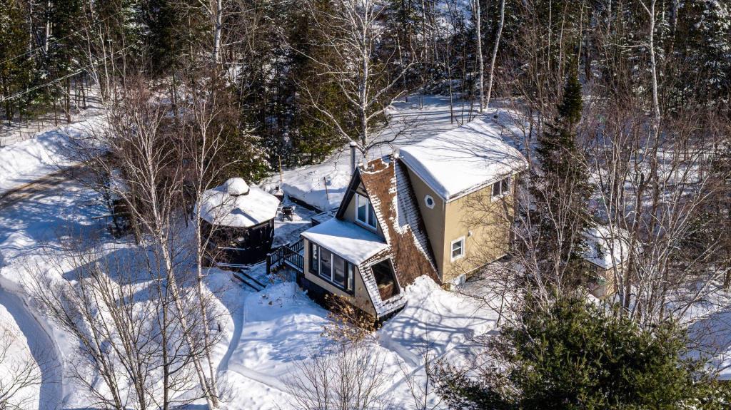 Tout simplement craquant! Chaleureux chalet vendu meublé pour 350 000 $