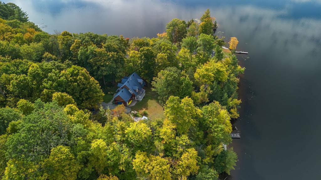 Accueillante maison en bois nichée dans un écrin boisé au bord de l'eau