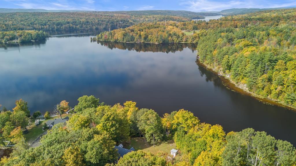 Accueillante maison en bois nichée dans un écrin boisé au bord de l'eau