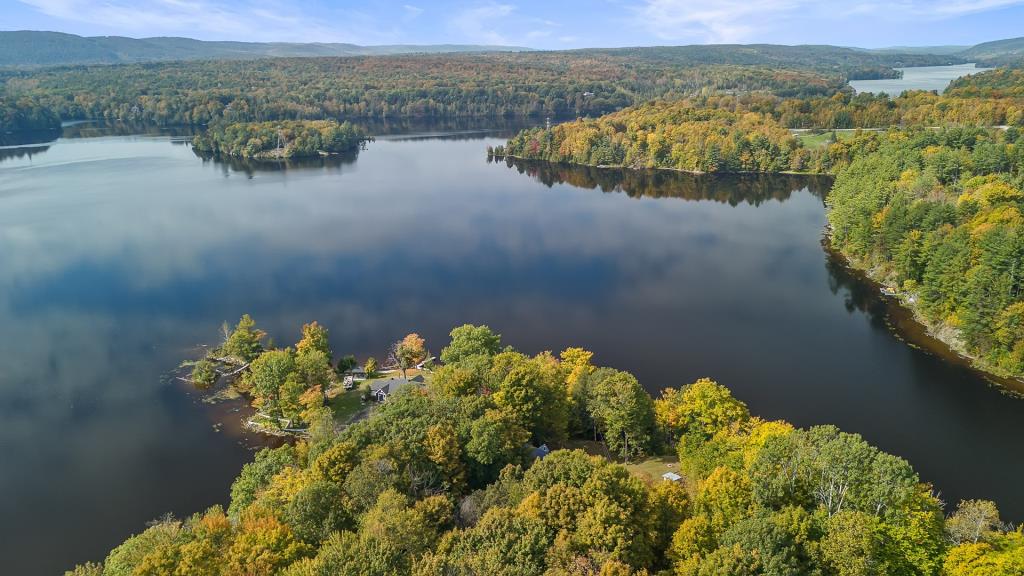 Accueillante maison en bois nichée dans un écrin boisé au bord de l'eau