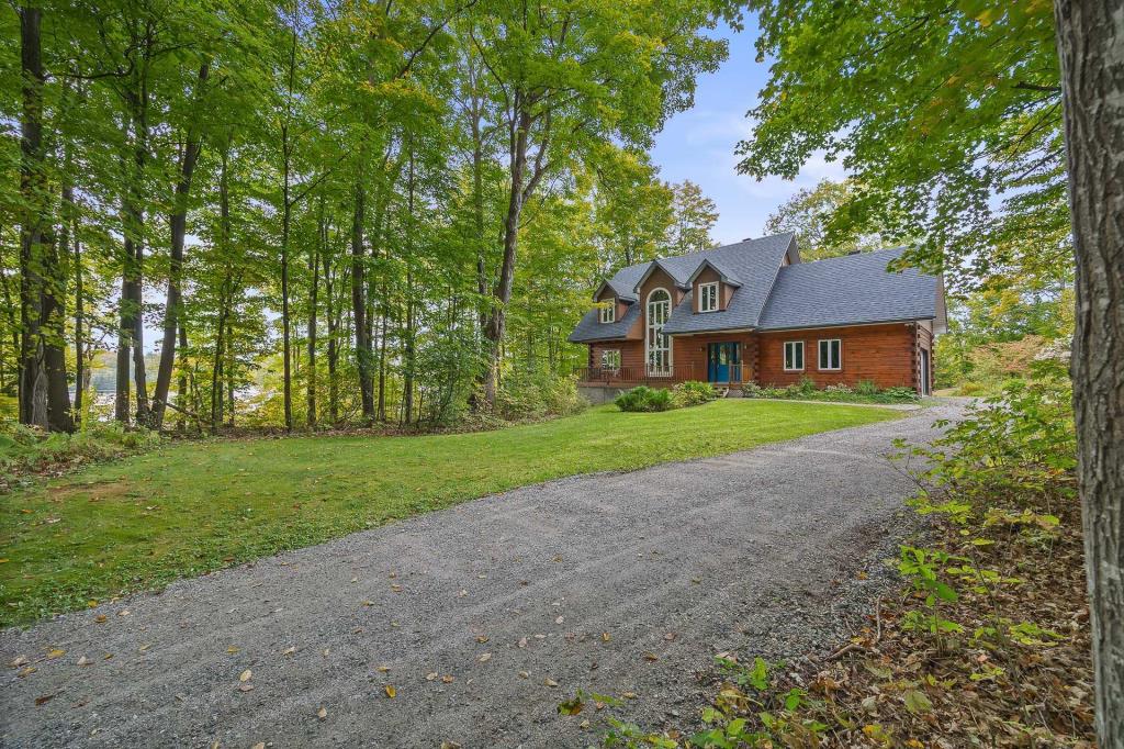 Accueillante maison en bois nichée dans un écrin boisé au bord de l'eau