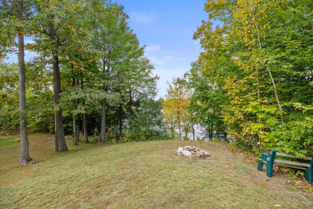 Accueillante maison en bois nichée dans un écrin boisé au bord de l'eau