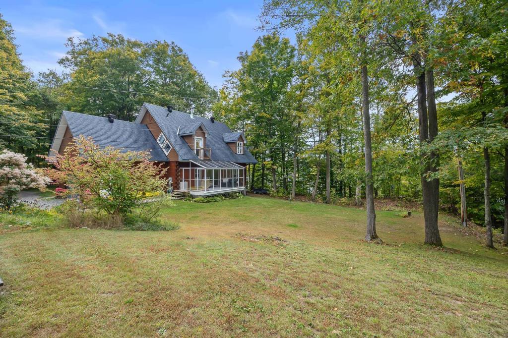 Accueillante maison en bois nichée dans un écrin boisé au bord de l'eau