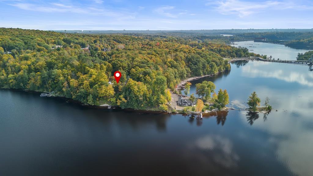 Accueillante maison en bois nichée dans un écrin boisé au bord de l'eau