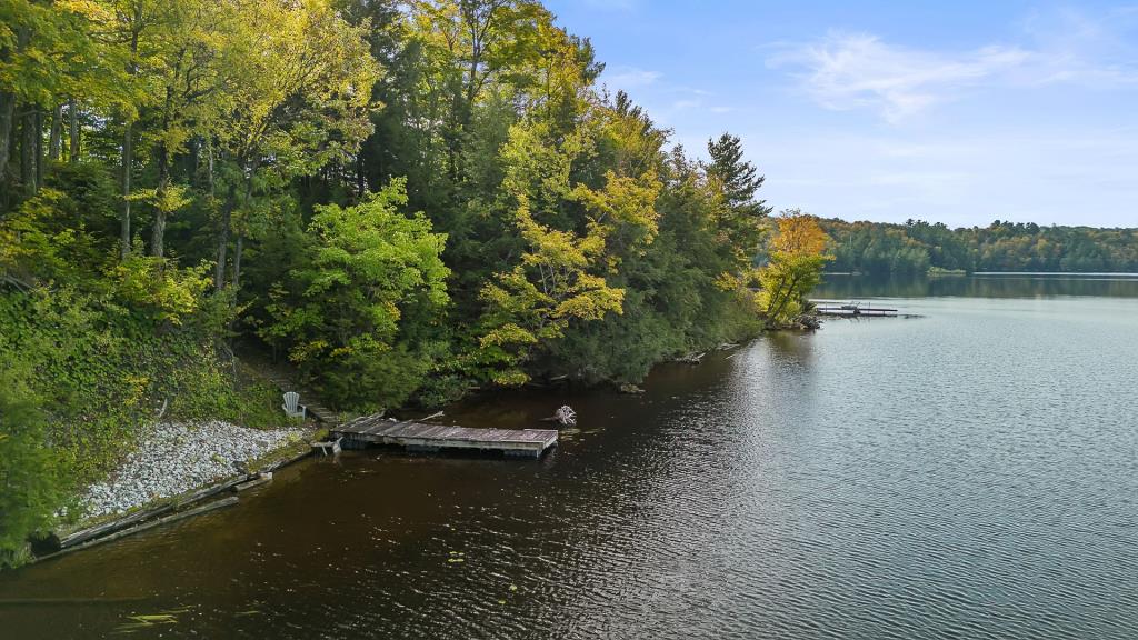 Accueillante maison en bois nichée dans un écrin boisé au bord de l'eau