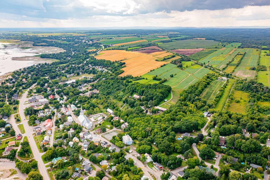 Parfaite demeure moderne nichée dans une oasis bucolique de plus de 1 000 000 pi²