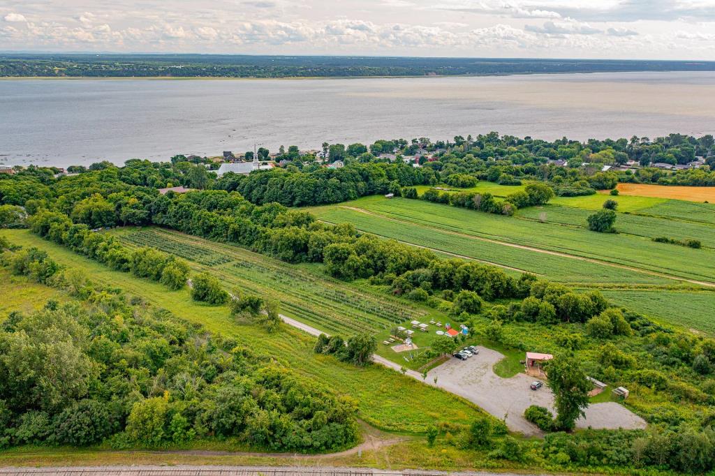 Parfaite demeure moderne nichée dans une oasis bucolique de plus de 1 000 000 pi²