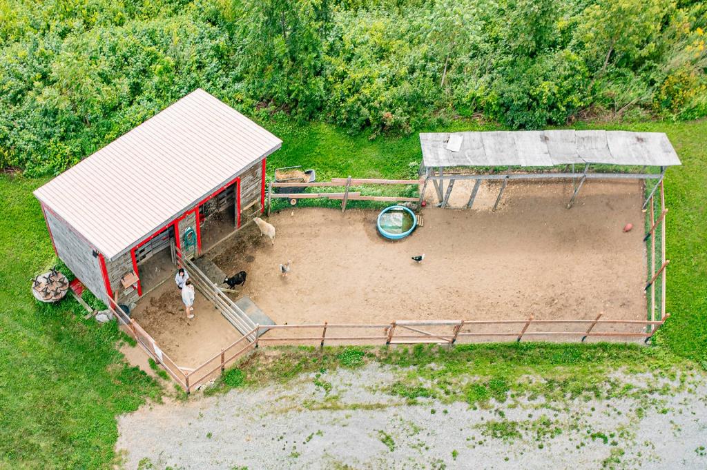 Parfaite demeure moderne nichée dans une oasis bucolique de plus de 1 000 000 pi²