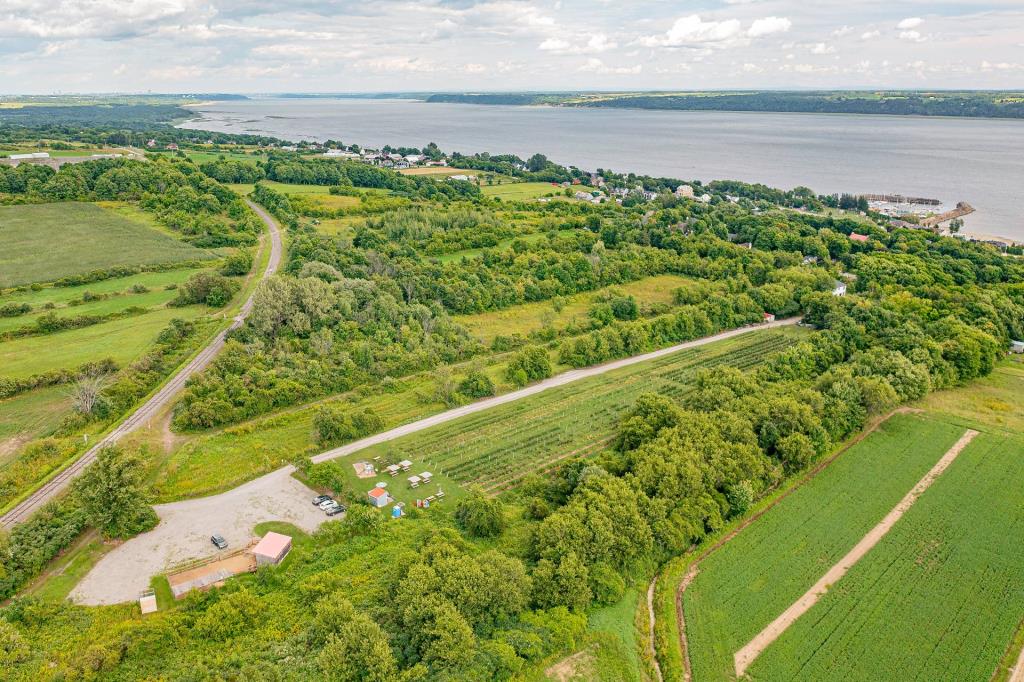 Parfaite demeure moderne nichée dans une oasis bucolique de plus de 1 000 000 pi²