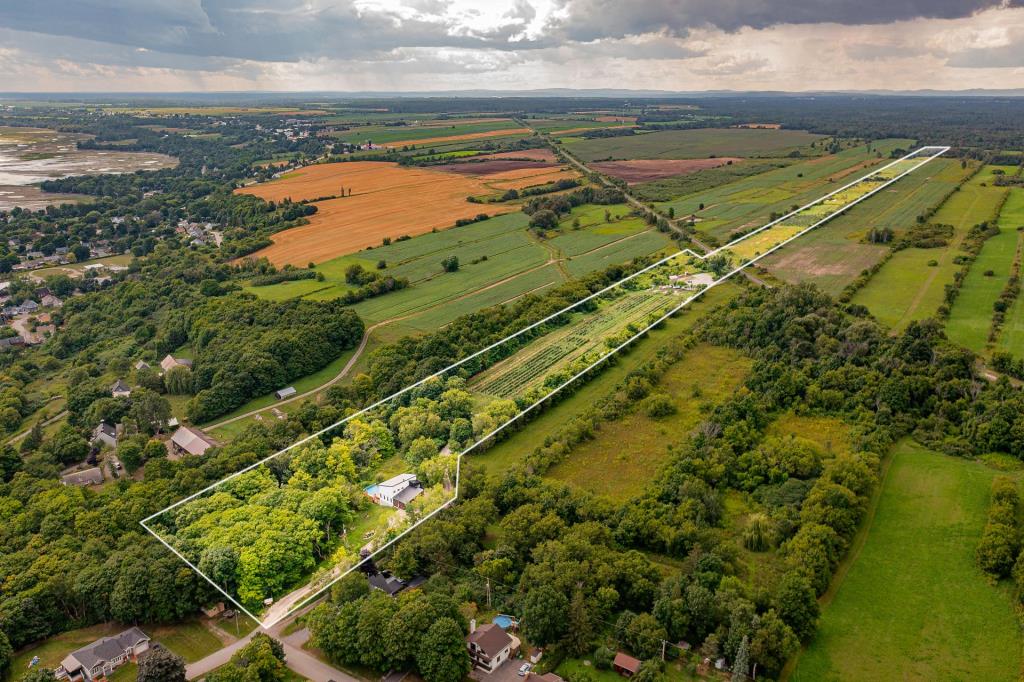 Parfaite demeure moderne nichée dans une oasis bucolique de plus de 1 000 000 pi²