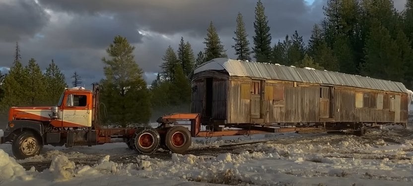 Une famille achète un vieux wagon de train de 115 ans et le transforme en une location Airbnb unique