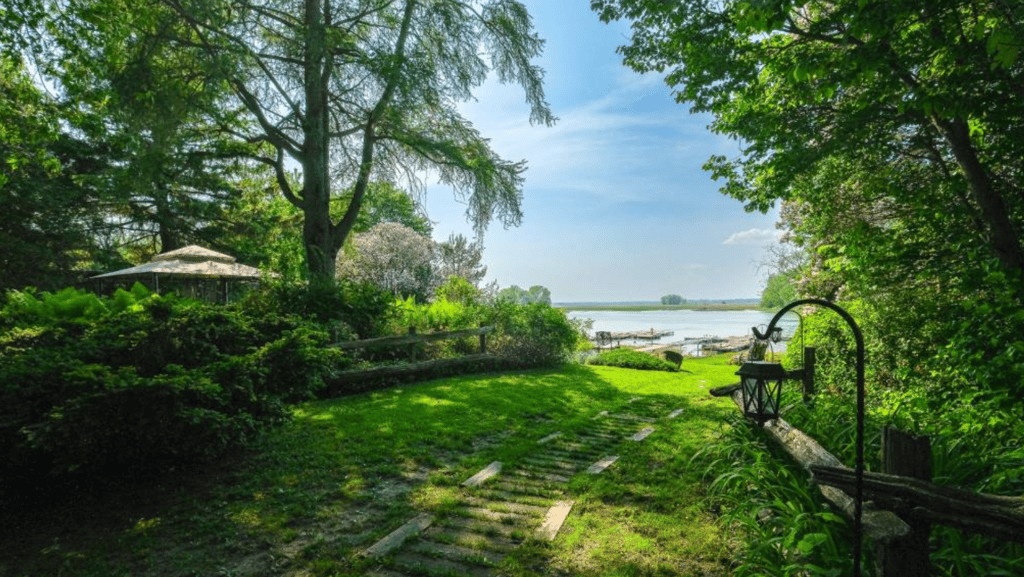 Imposante maison centenaire en bordure du fleuve Saint-Laurent